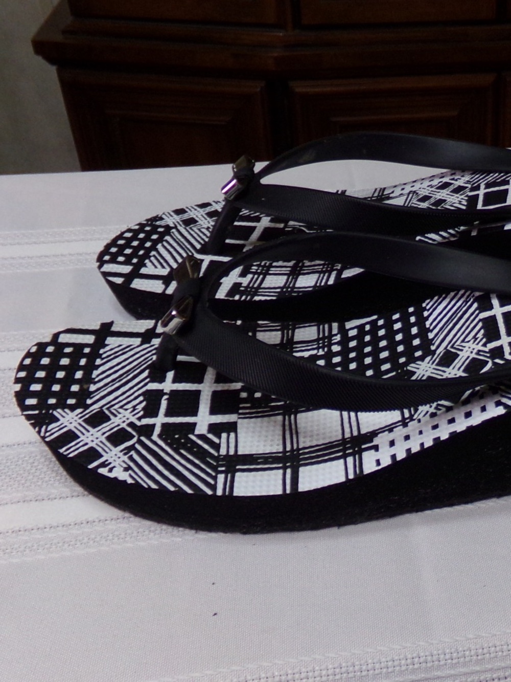 NWOB Coach New York Geometric Graphic Print Thong Bow Wedge Sandal Blk/Wh SzUS 7 - Picture 3 of 14